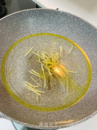 杏鲍菇木耳鳕鱼汤的做法步骤：3