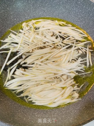 杏鲍菇木耳鳕鱼汤的做法步骤：5