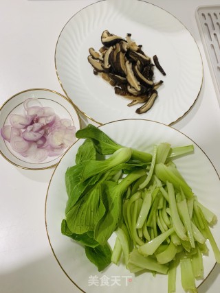 小洋葱炒香菇青菜根的做法步骤：1