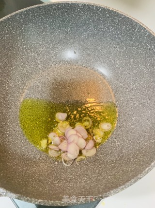 小洋葱炒香菇青菜根的做法步骤：2