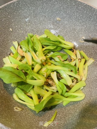 小洋葱炒香菇青菜根的做法步骤：4