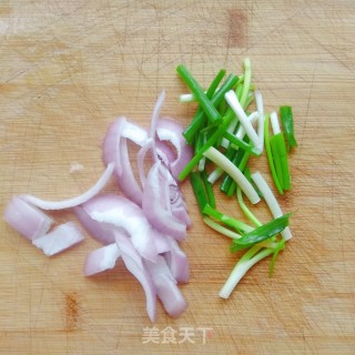 葱油面的做法步骤：1