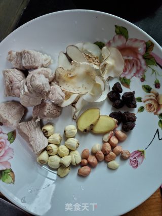 海底椰炖瘦肉的做法步骤：1