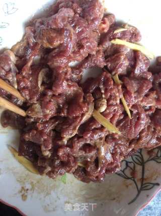 芹菜炒牛肉的做法步骤：3