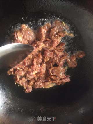 芹菜炒牛肉的做法步骤：4