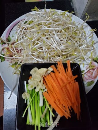 胡萝卜炒芽菜的做法步骤：1