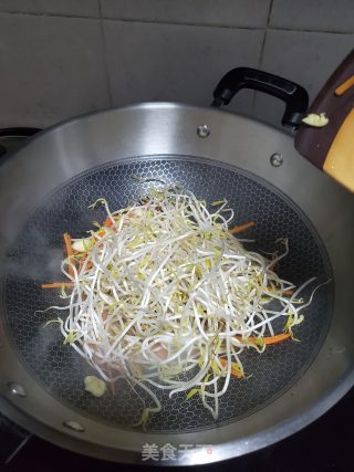 胡萝卜炒芽菜的做法步骤：3