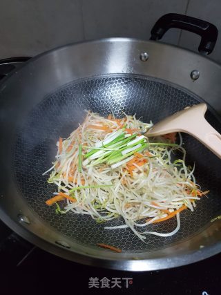 胡萝卜炒芽菜的做法步骤：4