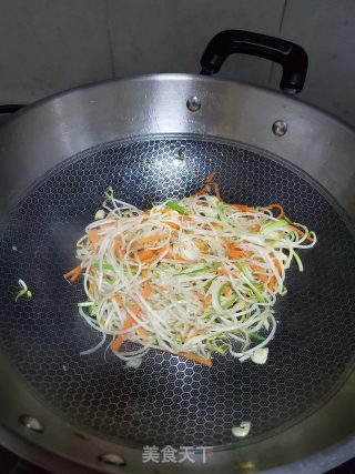 胡萝卜炒芽菜的做法步骤：5