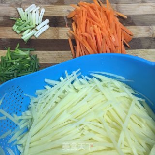 胡萝卜炒土豆丝的做法步骤：1