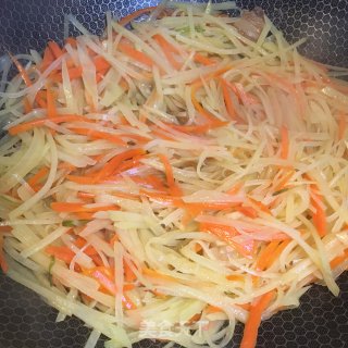 胡萝卜炒土豆丝的做法步骤：4