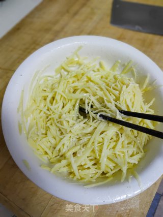 土豆饼的做法步骤：2