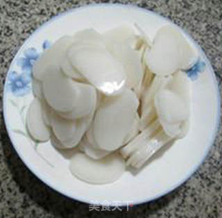 虾蛄油菜蕻年糕汤的做法步骤：1