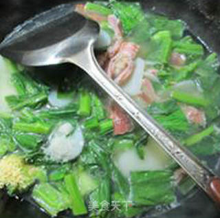 虾蛄油菜蕻年糕汤的做法步骤：12