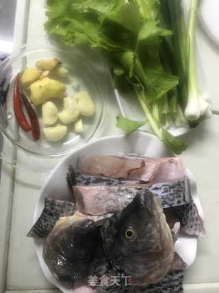 砂锅焖鱼的做法步骤：1