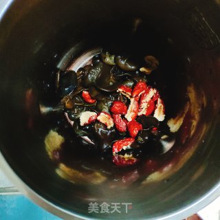 黑木耳红枣羹的做法步骤：2