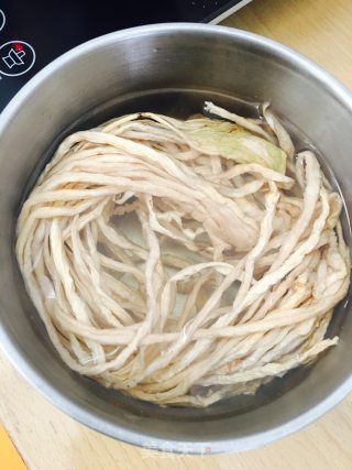 萝卜干炒腊肉的做法步骤：1