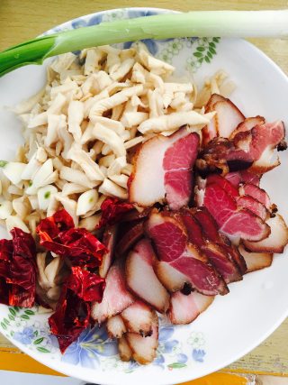萝卜干炒腊肉的做法步骤：3