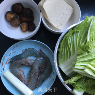 鲜虾白菜豆腐汤的做法步骤：1