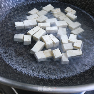 鲜虾白菜豆腐汤的做法步骤：2