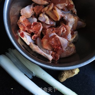 香辣鸡块炖蘑菇的做法步骤：2