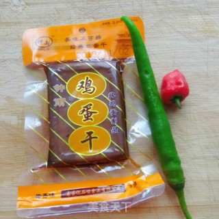 辣椒炒鸡蛋干的做法步骤：1
