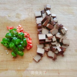 辣椒炒鸡蛋干的做法步骤：2