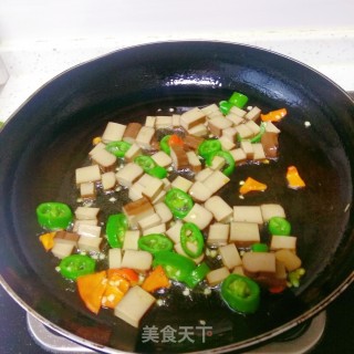 辣椒炒鸡蛋干的做法步骤：4