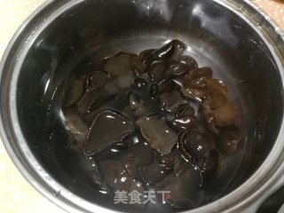 黑木耳炒乌菜的做法步骤：1
