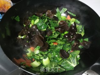 黑木耳炒乌菜的做法步骤：4