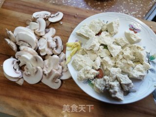 虾仁蘑菇豆腐汤的做法步骤：2