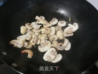 虾仁蘑菇豆腐汤的做法步骤：4