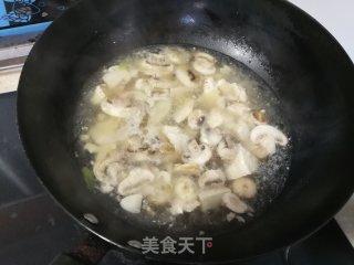 虾仁蘑菇豆腐汤的做法步骤：5