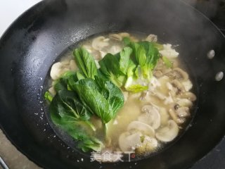 虾仁蘑菇豆腐汤的做法步骤：6