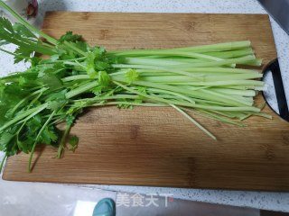 芹菜炒虫草花的做法步骤：1