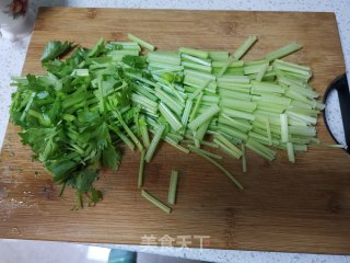 芹菜炒虫草花的做法步骤：2
