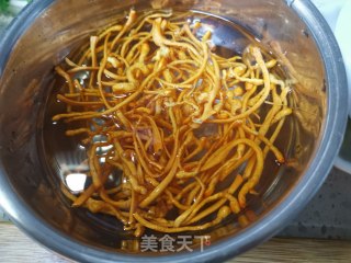 芹菜炒虫草花的做法步骤：3