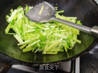 芹菜炒虫草花的做法步骤：5