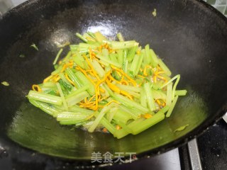 芹菜炒虫草花的做法步骤：7
