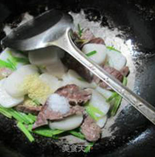 芹菜猪肺炒年糕的做法步骤：11