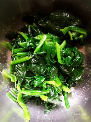 蛋皮菠菜的做法步骤：2