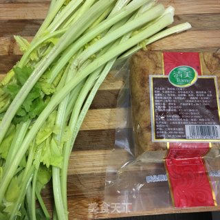 香芹炒豆干的做法步骤：1