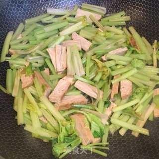 香芹炒豆干的做法步骤：3