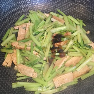 香芹炒豆干的做法步骤：4