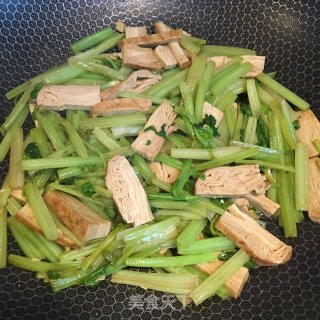 香芹炒豆干的做法步骤：5