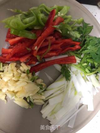 青红椒炒豆腐干的做法步骤：1