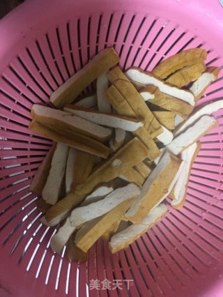 青红椒炒豆腐干的做法步骤：2