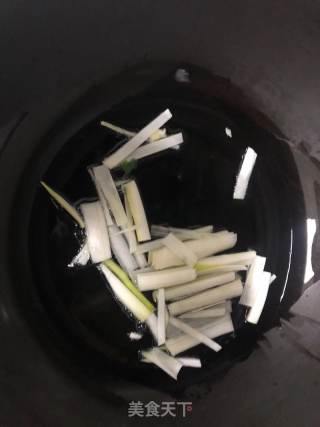 青红椒炒豆腐干的做法步骤：3