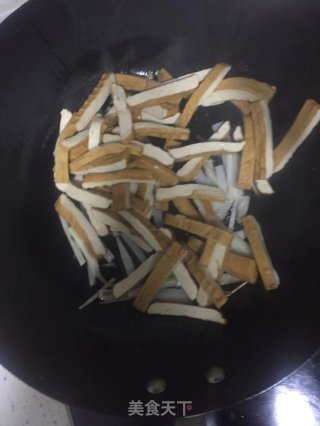 青红椒炒豆腐干的做法步骤：4