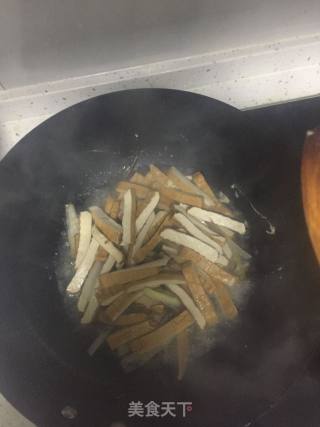 青红椒炒豆腐干的做法步骤：5